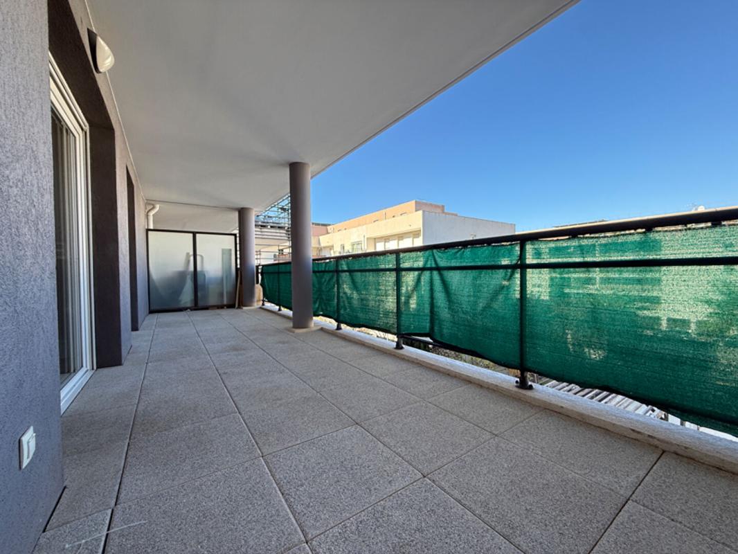 LE LAVANDOU Appartement T2 avec grande terrasse à 800m de la plage - LE LAVANDOU 1