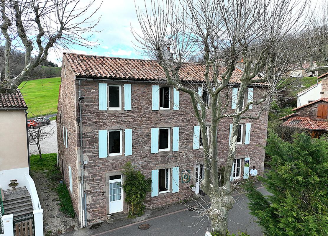 SAINT-VICTOR-ET-MELVIEU Ensemble immobilier de 193m2 + garage 100m2 - 5 logements 1