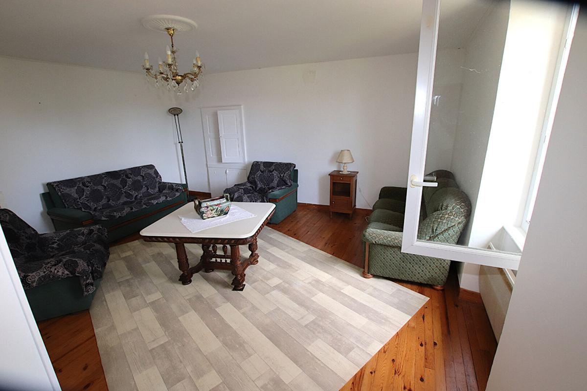 SAINT-VICTOR-ET-MELVIEU Ensemble immobilier de 193m2 + garage 100m2 - 5 logements 10