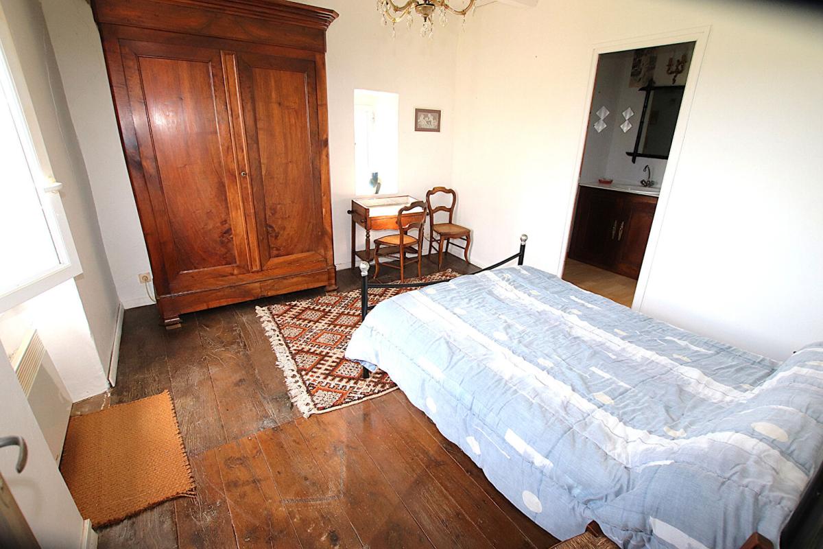 SAINT-VICTOR-ET-MELVIEU Ensemble immobilier de 193m2 + garage 100m2 - 5 logements 11