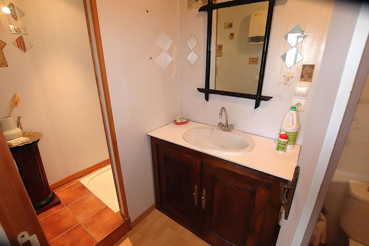 SAINT-VICTOR-ET-MELVIEU Ensemble immobilier de 193m2 + garage 100m2 - 5 logements 12