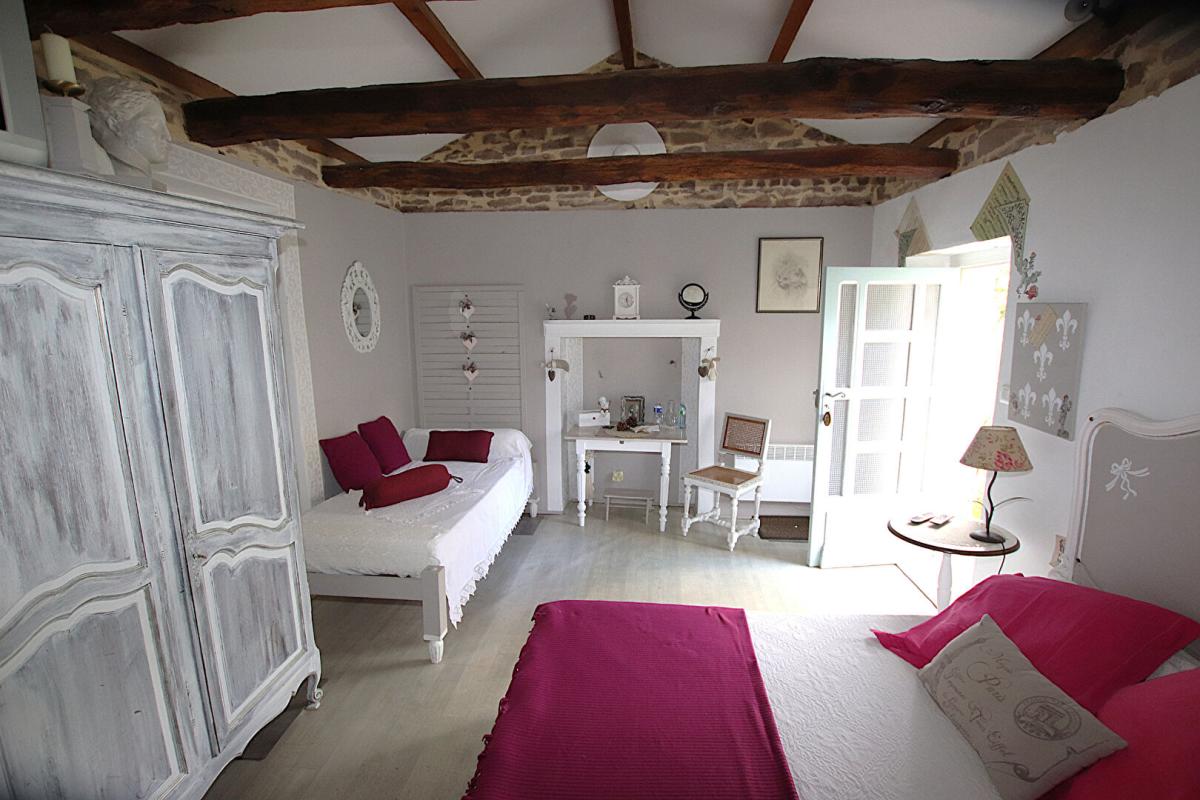 SAINT-VICTOR-ET-MELVIEU Ensemble immobilier de 193m2 + garage 100m2 - 5 logements 16