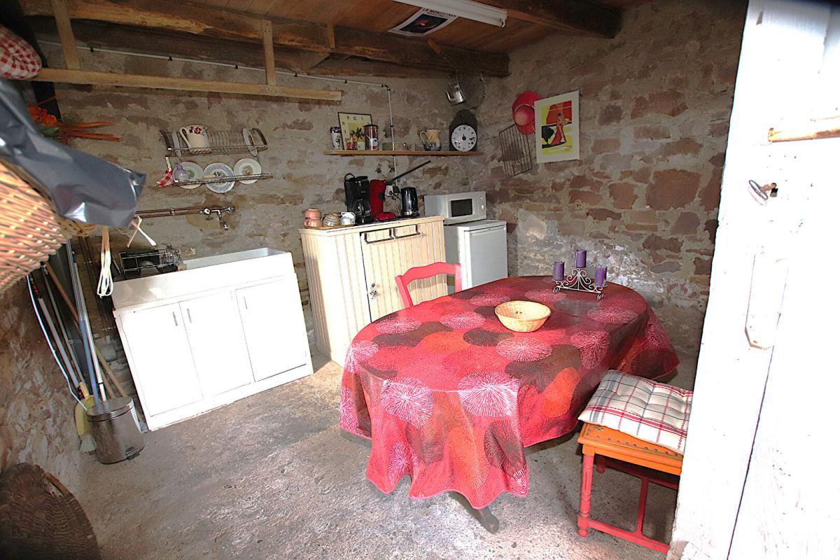 SAINT-VICTOR-ET-MELVIEU Ensemble immobilier de 193m2 + garage 100m2 - 5 logements 17