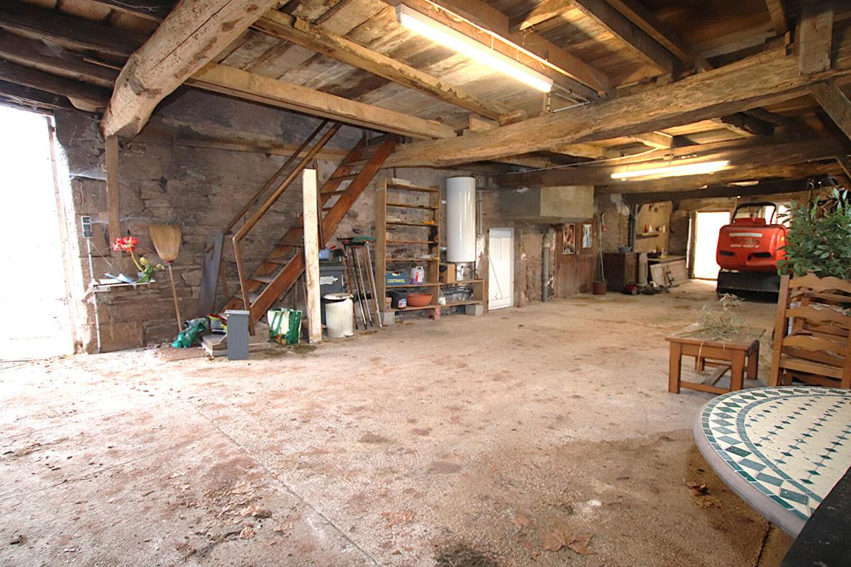 SAINT-VICTOR-ET-MELVIEU Ensemble immobilier de 193m2 + garage 100m2 - 5 logements 18