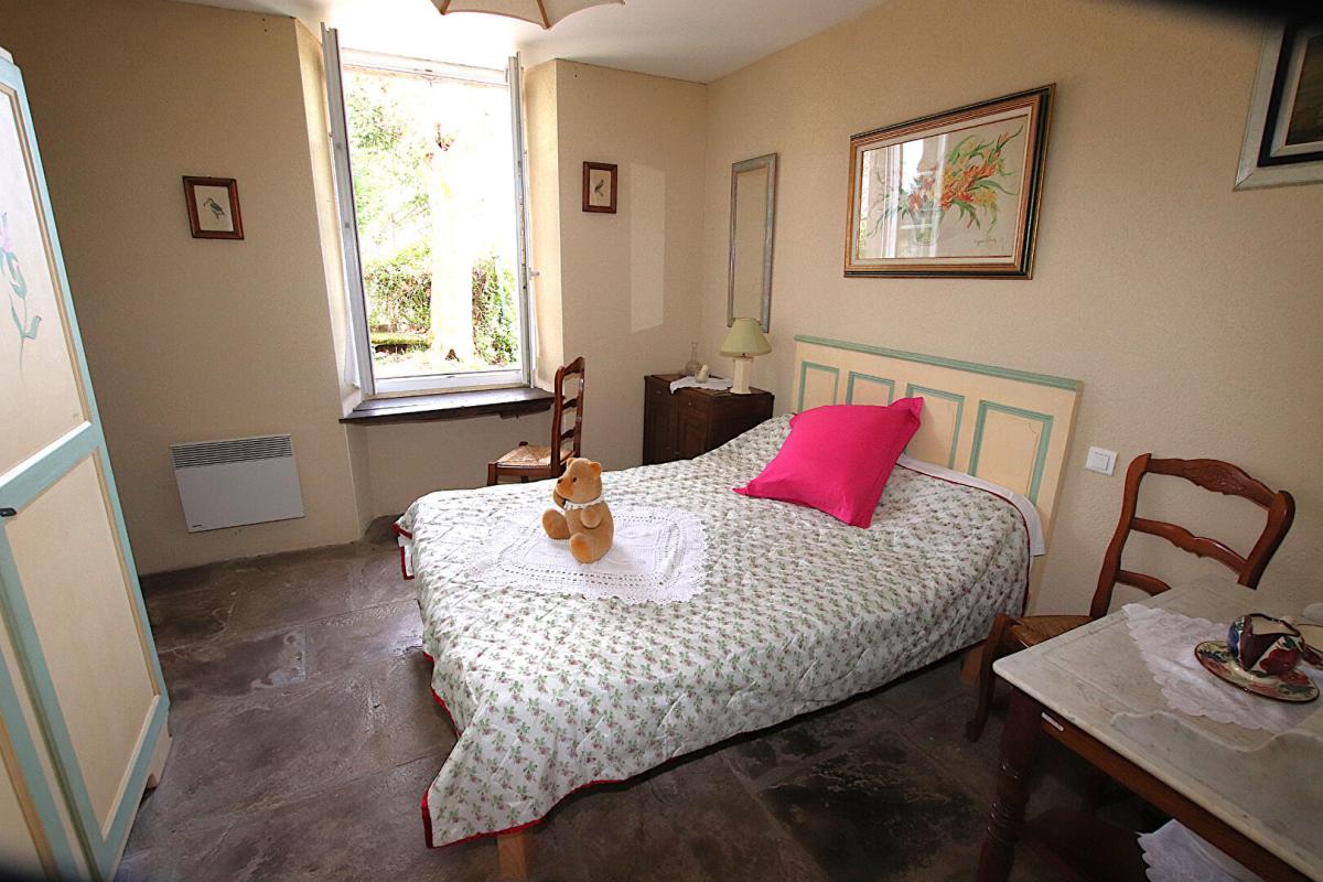 SAINT-VICTOR-ET-MELVIEU Ensemble immobilier de 193m2 + garage 100m2 - 5 logements 4