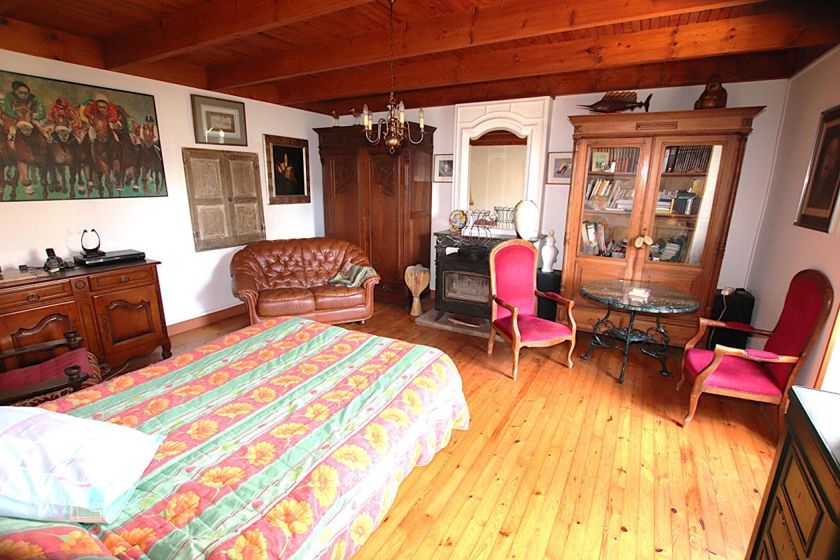 SAINT-VICTOR-ET-MELVIEU Ensemble immobilier de 193m2 + garage 100m2 - 5 logements 6