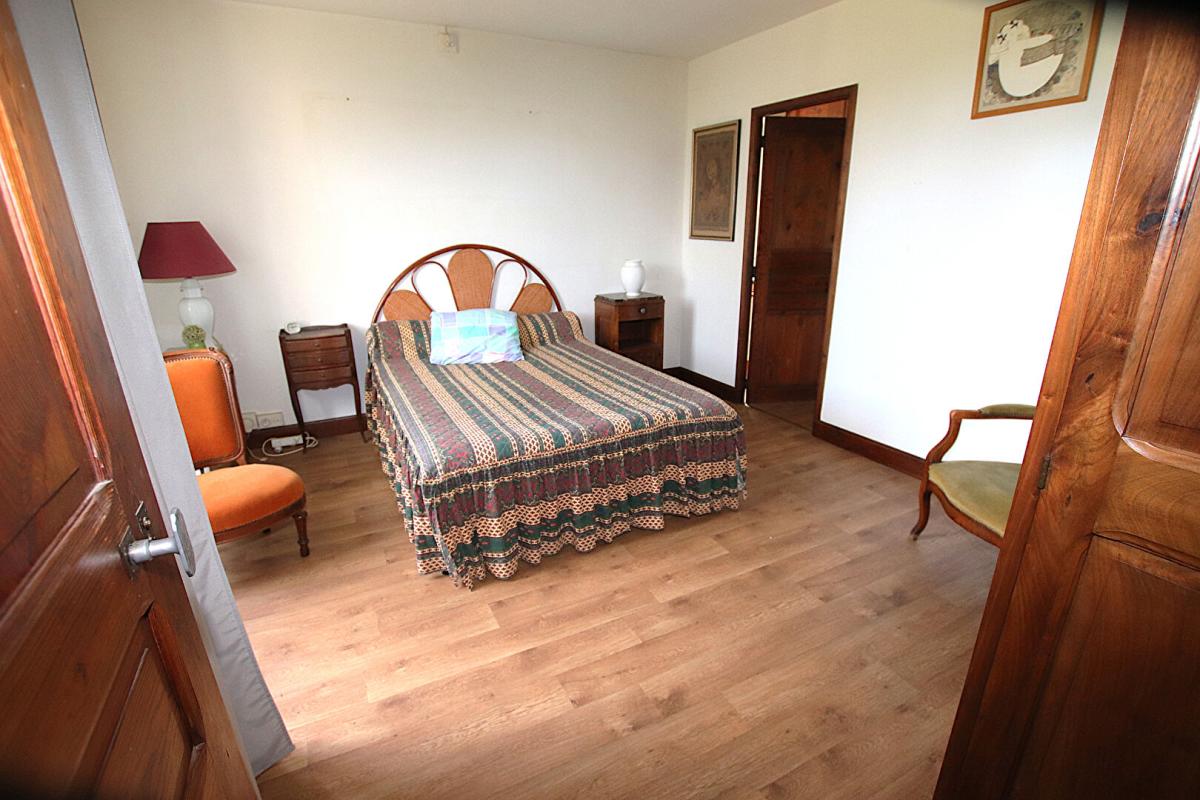 SAINT-VICTOR-ET-MELVIEU Ensemble immobilier de 193m2 + garage 100m2 - 5 logements 8