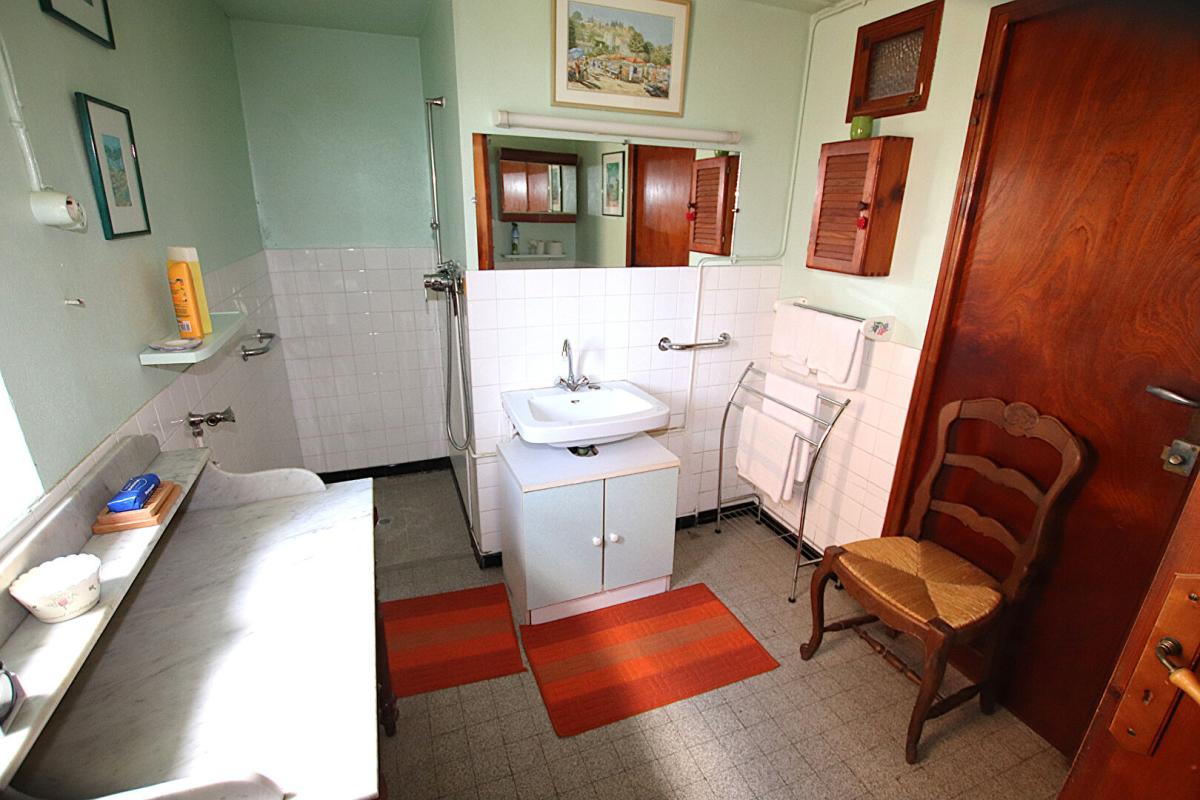 SAINT-VICTOR-ET-MELVIEU Ensemble immobilier de 193m2 + garage 100m2 - 5 logements 9