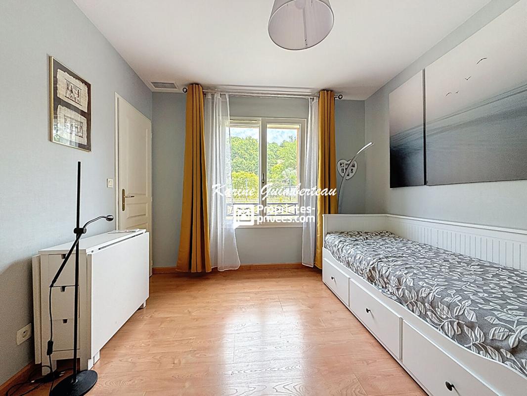 FRONSAC Pavillon de plain-pied avec jardin + garage 13