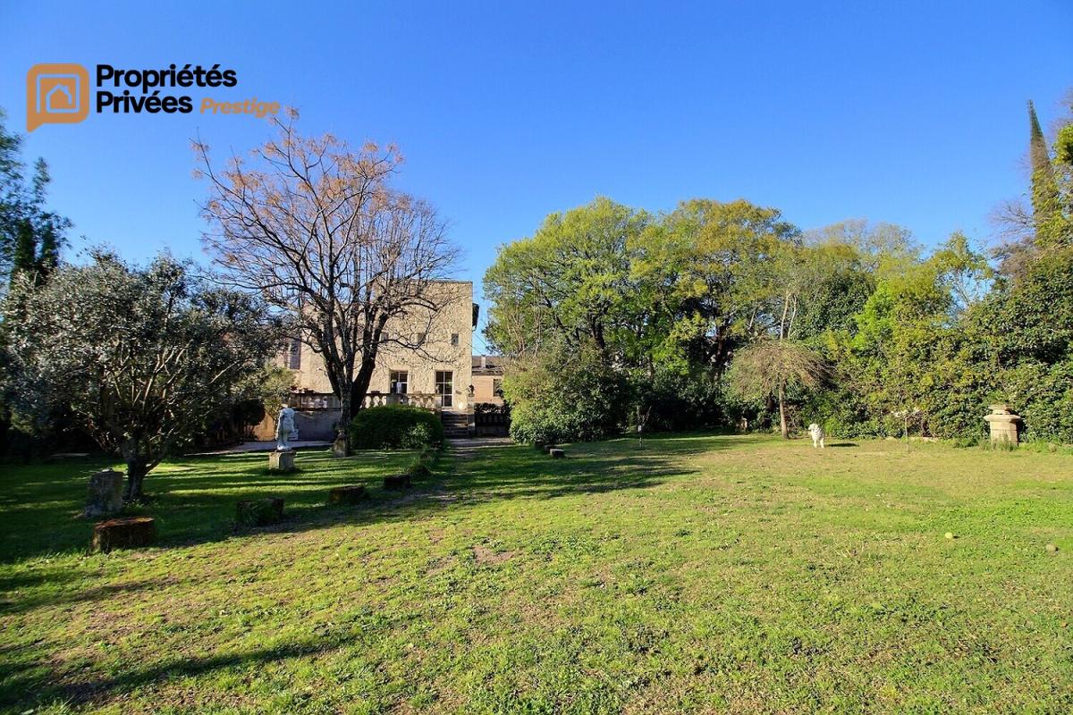 UZES UZES Propriété d'exception en pierre au coeur d'Uzès, dans un écrin de verdure de 2 195 m², offrant 423 m² habitables avec 6 chambres 1