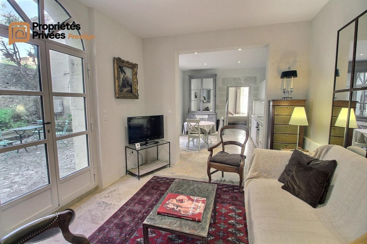 UZES UZES Propriété d'exception en pierre au coeur d'Uzès, dans un écrin de verdure de 2 195 m², offrant 423 m² habitables avec 6 chambres 11