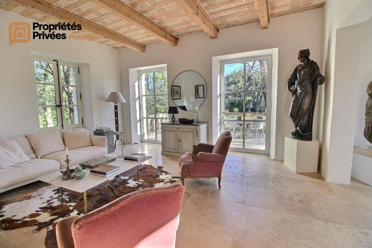 UZES UZES Propriété d'exception en pierre au coeur d'Uzès, dans un écrin de verdure de 2 195 m², offrant 423 m² habitables avec 6 chambres 12