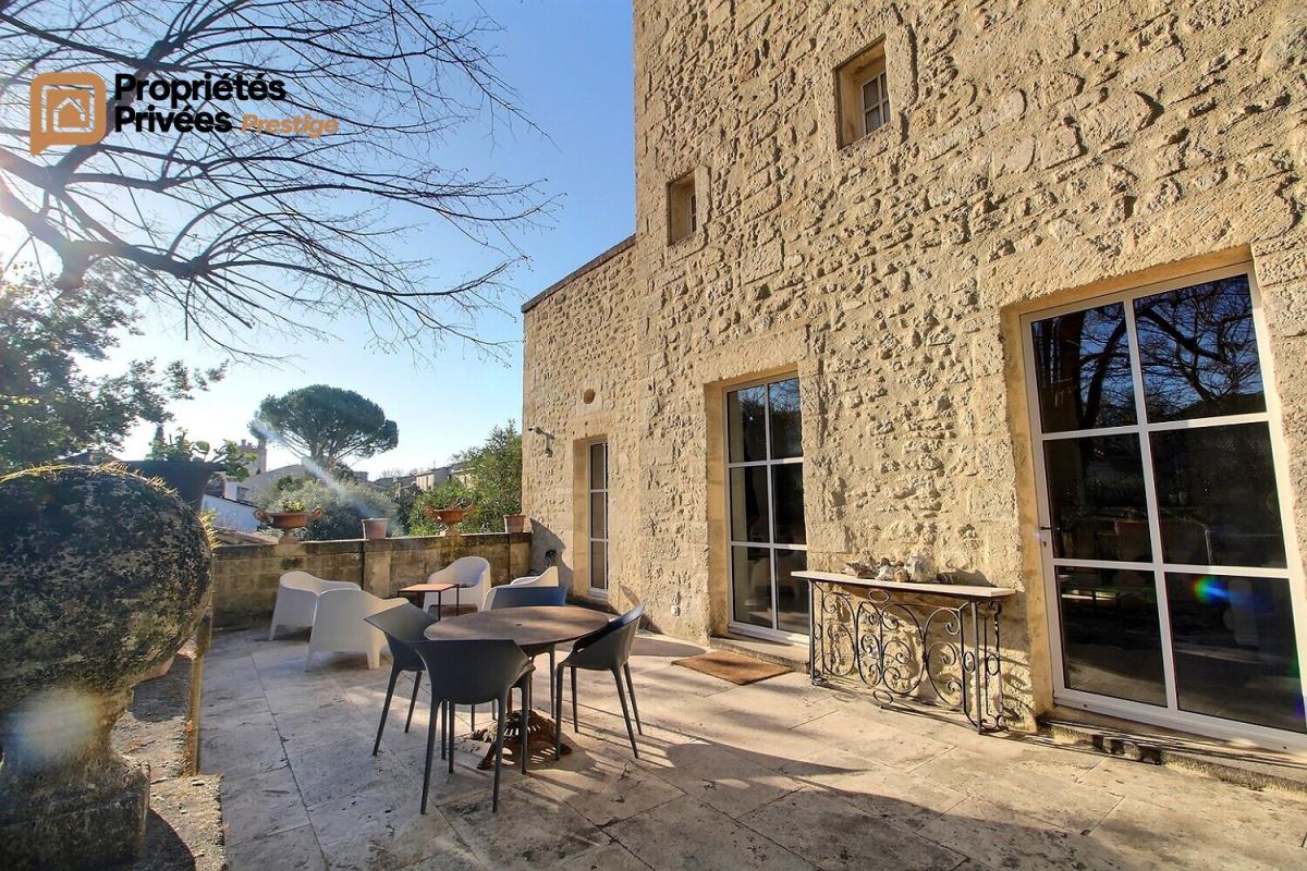 UZES UZES Propriété d'exception en pierre au coeur d'Uzès, dans un écrin de verdure de 2 195 m², offrant 423 m² habitables avec 6 chambres 15