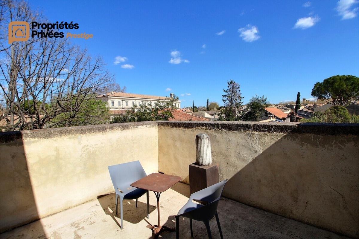 UZES UZES Propriété d'exception en pierre au coeur d'Uzès, dans un écrin de verdure de 2 195 m², offrant 423 m² habitables avec 6 chambres 17