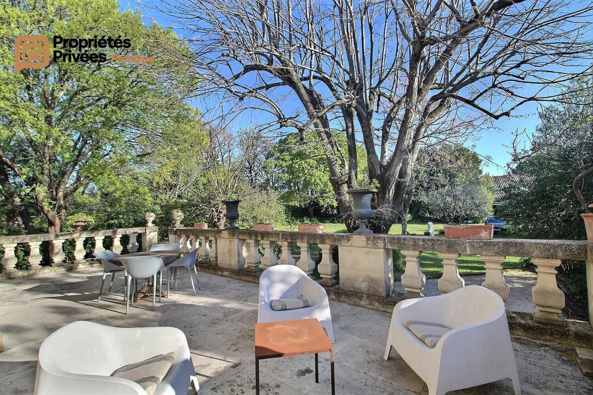 UZES UZES Propriété d'exception en pierre au coeur d'Uzès, dans un écrin de verdure de 2 195 m², offrant 423 m² habitables avec 6 chambres 2