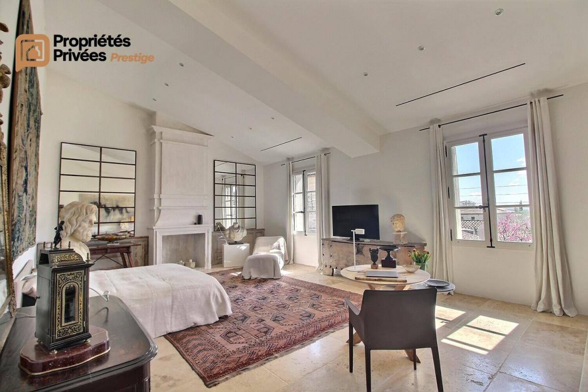 UZES UZES Propriété d'exception en pierre au coeur d'Uzès, dans un écrin de verdure de 2 195 m², offrant 423 m² habitables avec 6 chambres 9