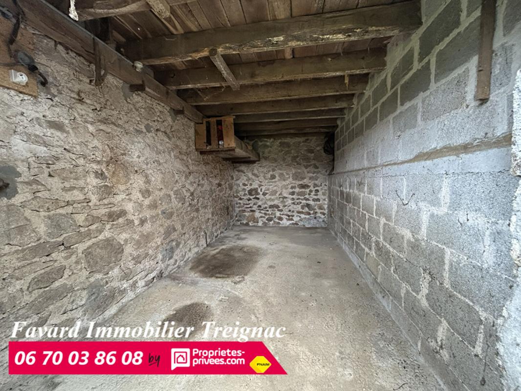 CHAMBERET Maison de village avec grand terrain plat - Beau potentiel - Chamberet 17