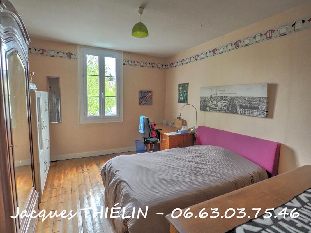 LONGUE-JUMELLES Maison de caractère en hypercentre de Longué-Jumelles ? 198 m² ? 5 chambres ? Terrain clos 13