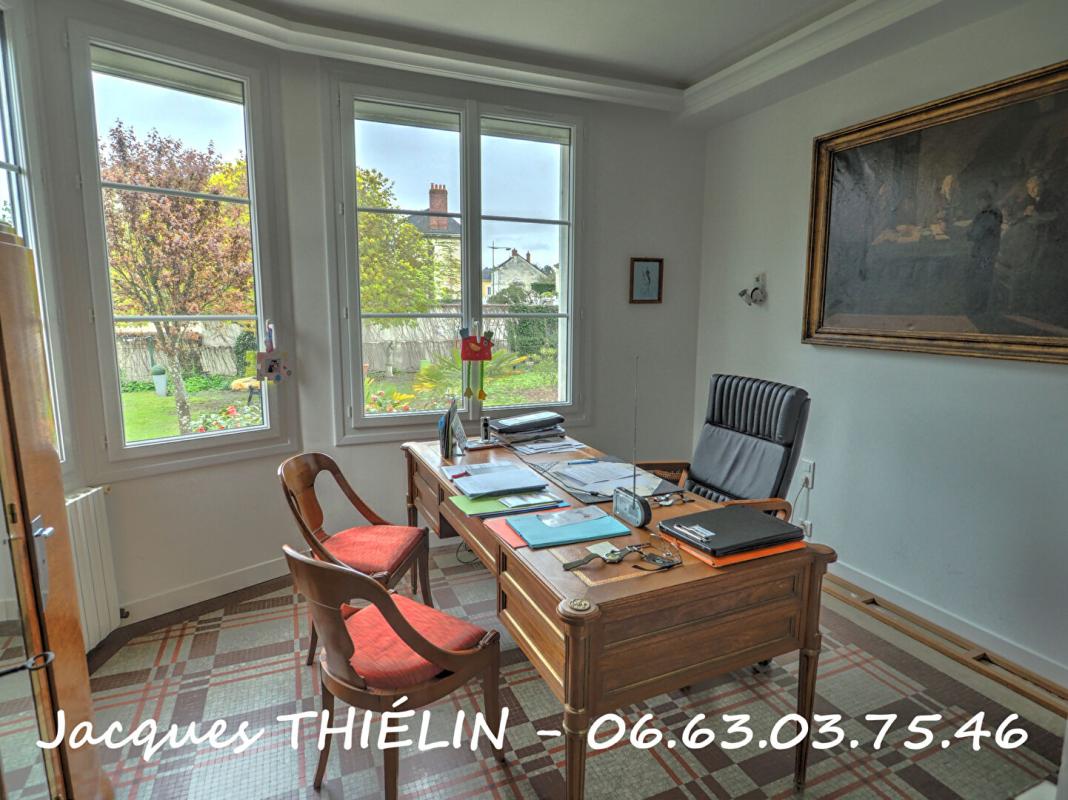 LONGUE-JUMELLES Maison de caractère en hypercentre de Longué-Jumelles ? 198 m² ? 5 chambres ? Terrain clos 9