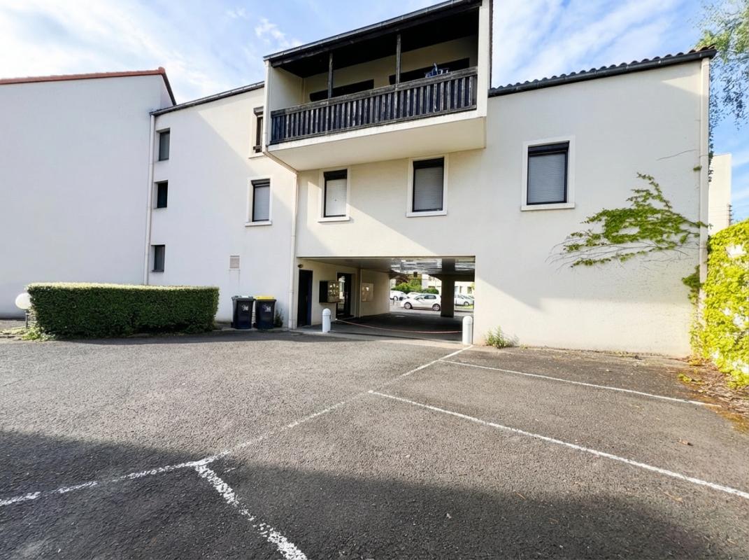 RIOM Appartement rénové au dernier étage 12