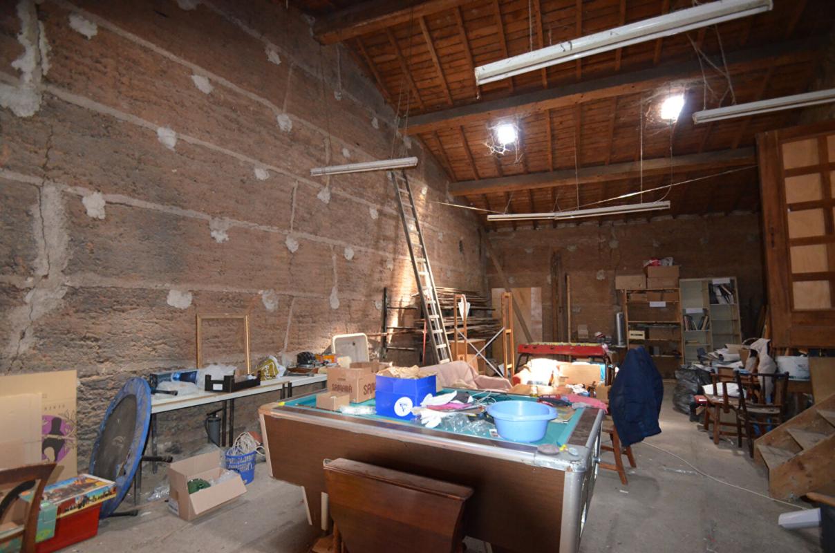 LENTILLY Maison de 220 m2 et dépendance de 180m2 + cave + garage : Ideal Famille nombreuse et : ou activité 12