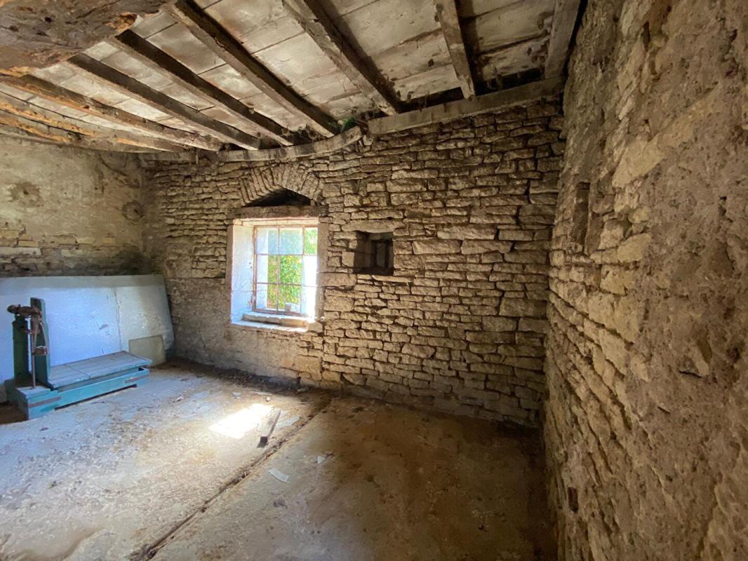 UCHIZY Grande et hangar à vendre 2