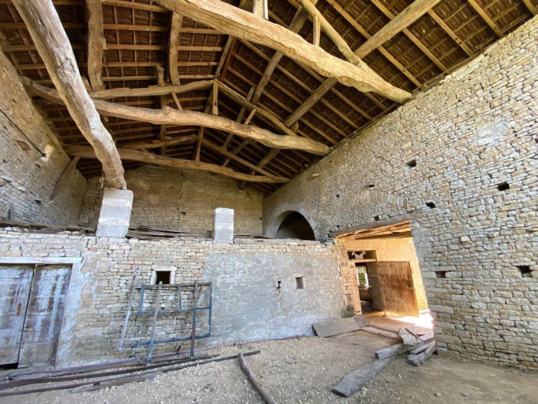 UCHIZY Grande et hangar à vendre 3