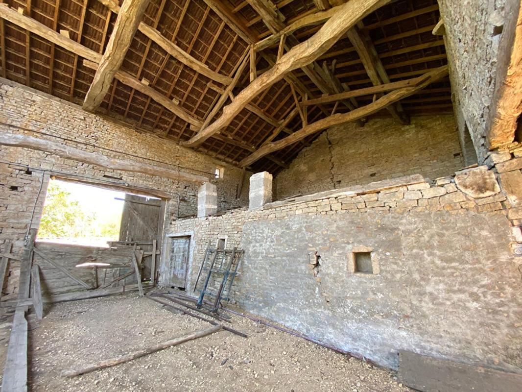 UCHIZY Grande et hangar à vendre 5