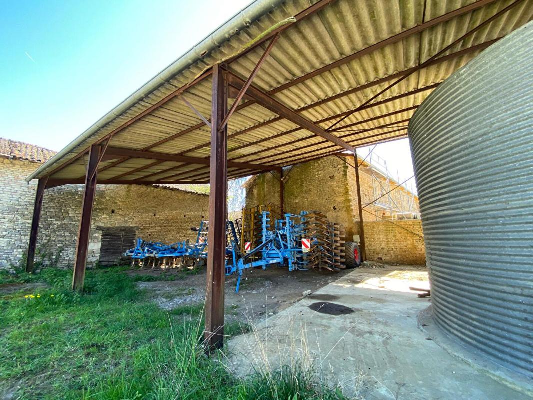 UCHIZY Grande et hangar à vendre 7