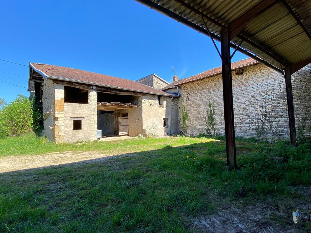 UCHIZY Grande et hangar à vendre 8