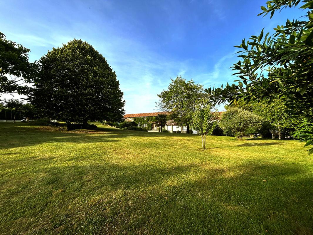 ALLEMANS Maison Avec Piscine Allemans 8 pièce(s) 205 m2 14