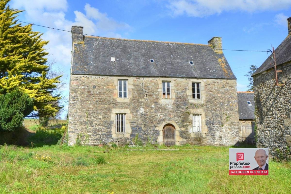 TREGUIER Corps de ferme à restaurer sur terrain de 9 000 m2 1