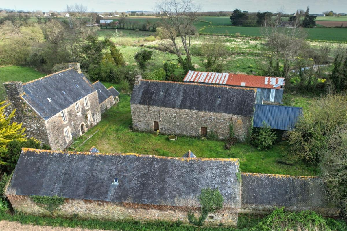 TREGUIER Corps de ferme à restaurer sur terrain de 9 000 m2 5
