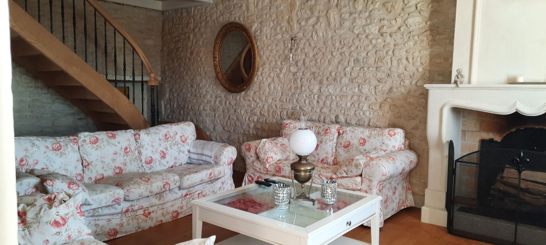 NIEUL-LE-VIROUIL Charentaise rénovée, dépendances et piscine 9