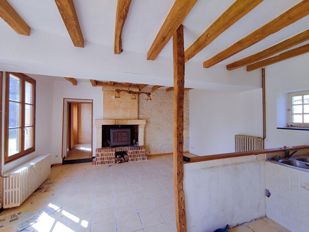 CHAUMUSSAY Longère Chaumussay 5 pièce(s) 109 m2 sur 2 Ha 8