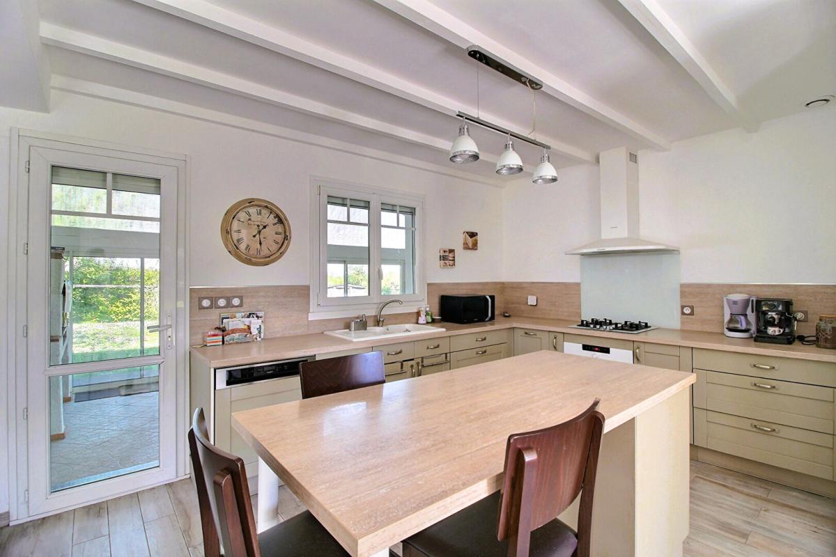 SAINT-LOUBES Maison T5 de plain-pied 145 M², garage 40 M², parcelle 1 250 M² à Saint-Loubès 4