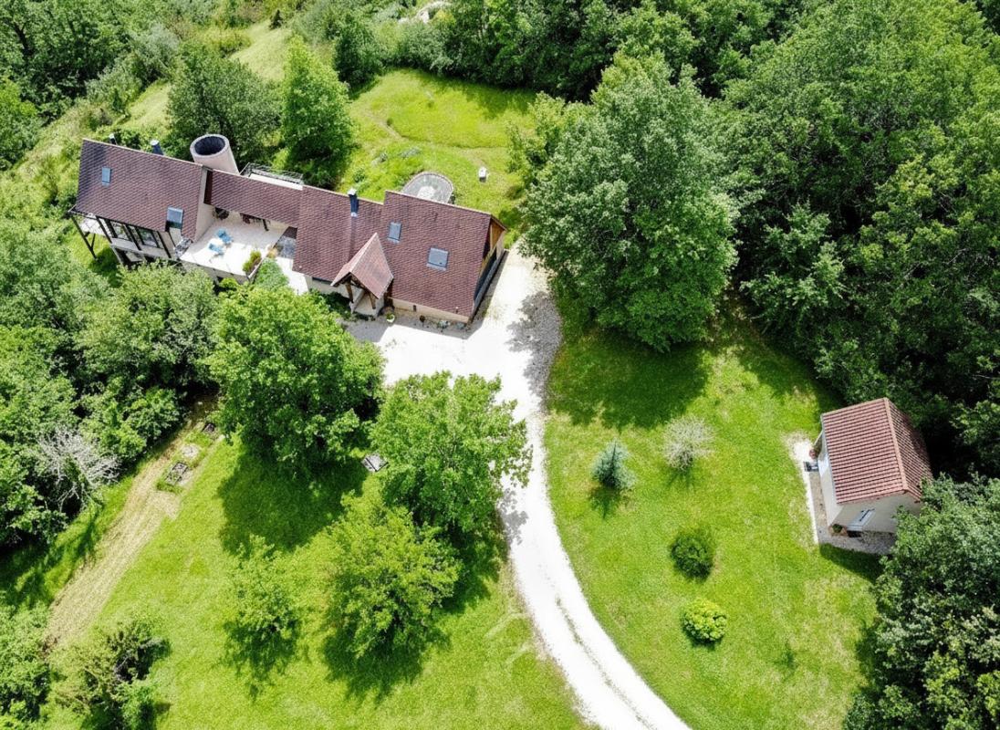 ROUFFIGNAC-SAINT-CERNIN-DE-REILHAC Vue panoramique, calme absolu,  intimité! Un véritable coup de coeur architectural! 2 Maisons.  5 Chambres, 4 salles d'eau. Jardin environ 1ha 1