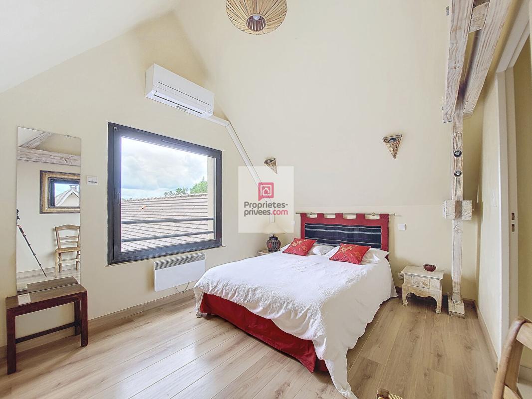 ROUFFIGNAC-SAINT-CERNIN-DE-REILHAC Vue panoramique, calme absolu,  intimité! Un véritable coup de coeur architectural! 2 Maisons.  5 Chambres, 4 salles d'eau. Jardin environ 1ha 12