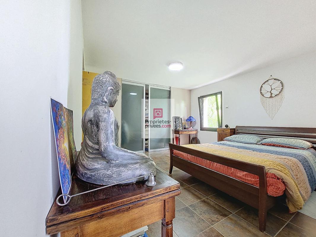 ROUFFIGNAC-SAINT-CERNIN-DE-REILHAC Vue panoramique, calme absolu,  intimité! Un véritable coup de coeur architectural! 2 Maisons.  5 Chambres, 4 salles d'eau. Jardin environ 1ha 14