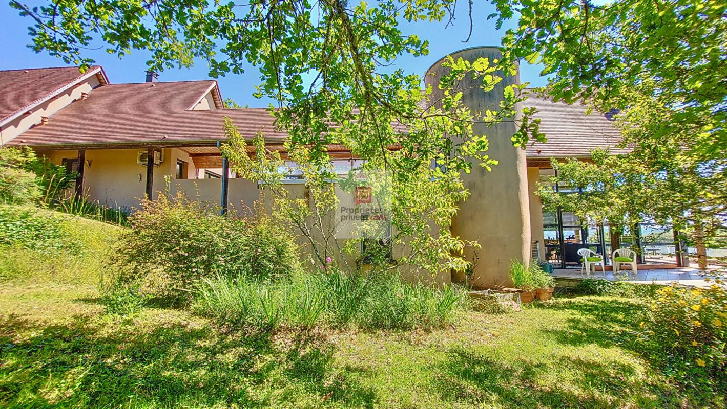 ROUFFIGNAC-SAINT-CERNIN-DE-REILHAC Vue panoramique, calme absolu,  intimité! Un véritable coup de coeur architectural! 2 Maisons.  5 Chambres, 4 salles d'eau. Jardin environ 1ha 8