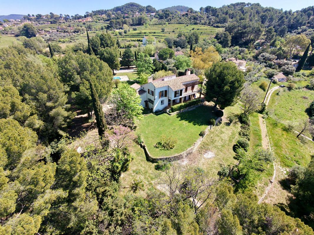 LE CASTELLET Le Castellet  Propriété de caractère au potentiel exceptionnel, au coeur d'un écrin de nature - 860 000 euros 1