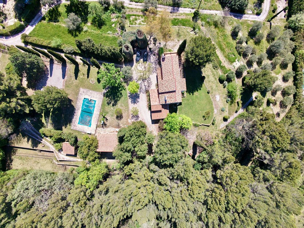 LE CASTELLET Le Castellet  Propriété de caractère au potentiel exceptionnel, au coeur d'un écrin de nature - 860 000 euros 2