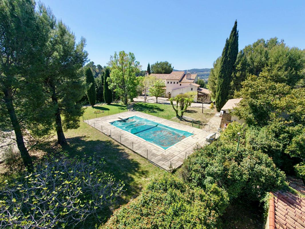 LE CASTELLET Le Castellet  Propriété de caractère au potentiel exceptionnel, au coeur d'un écrin de nature - 860 000 euros 3