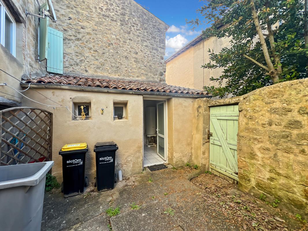 SAINT-MACAIRE Maison mitoyenne avec cour et 2 chambres 10