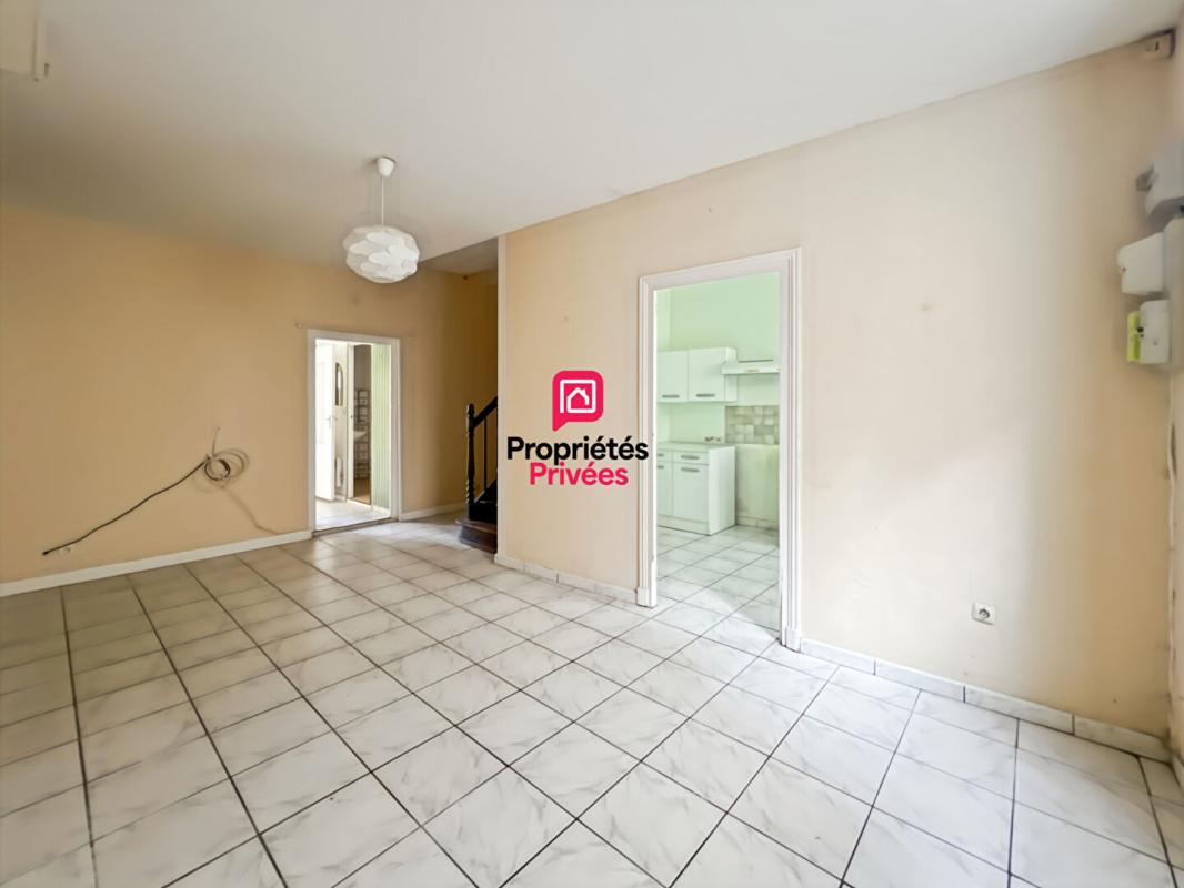 SAINT-MACAIRE Maison mitoyenne avec cour et 2 chambres 2