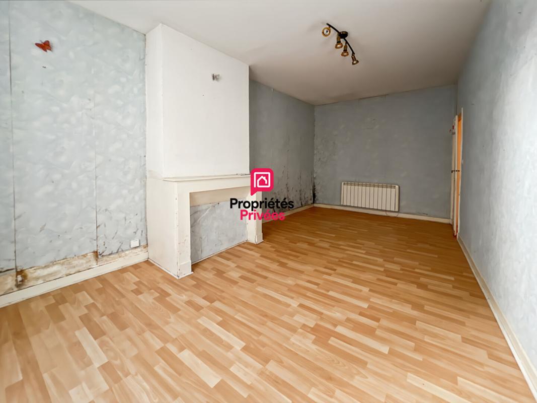 SAINT-MACAIRE Maison mitoyenne avec cour et 2 chambres 4