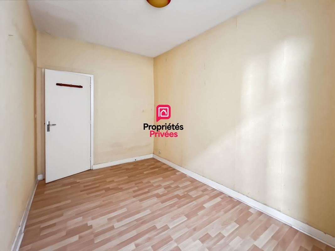 SAINT-MACAIRE Maison mitoyenne avec cour et 2 chambres 6