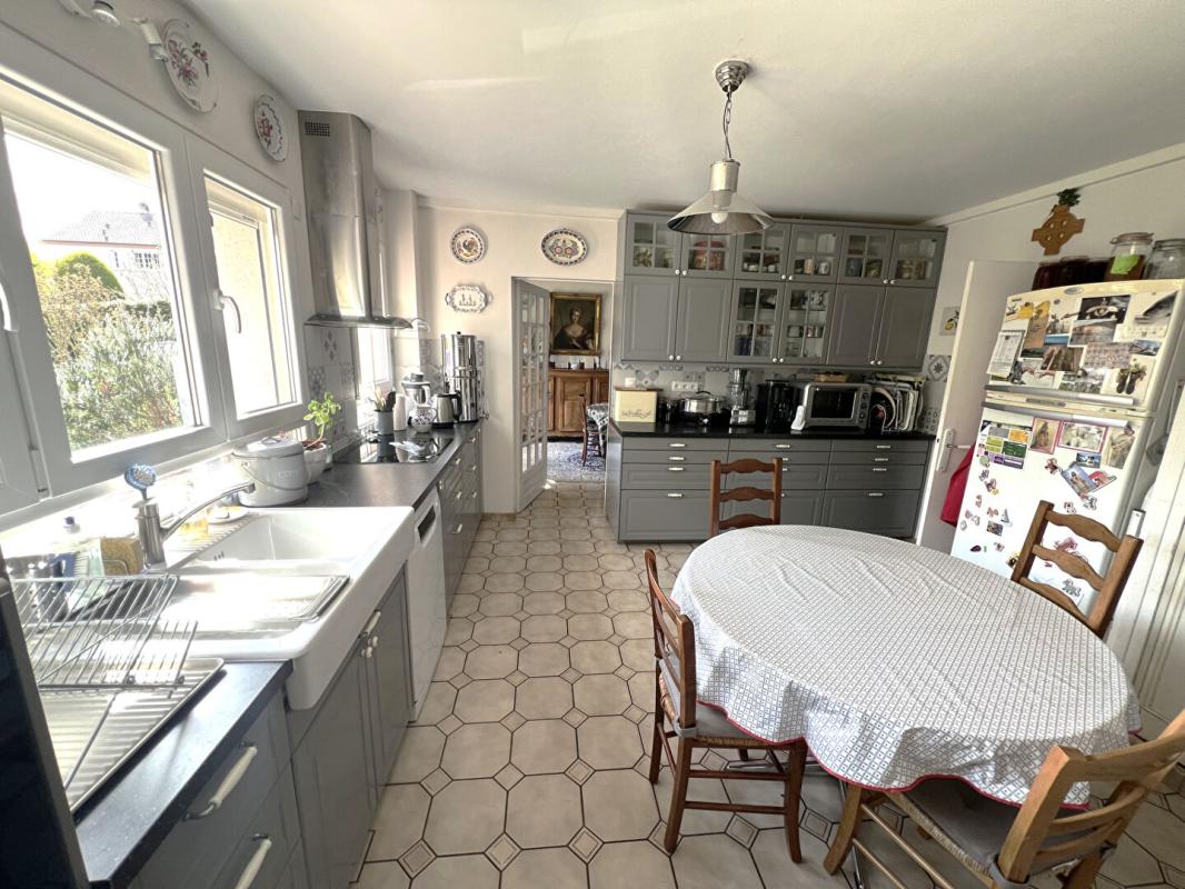 VILLEPREUX Maison Villepreux 9 pièces 7 chambres 180 m2 Type Marly 7