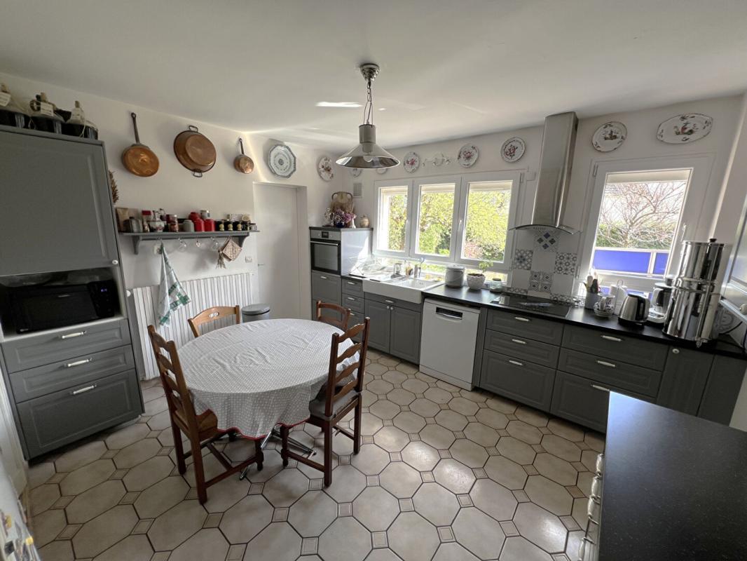 VILLEPREUX Maison Villepreux 9 pièces 7 chambres 180 m2 Type Marly 8