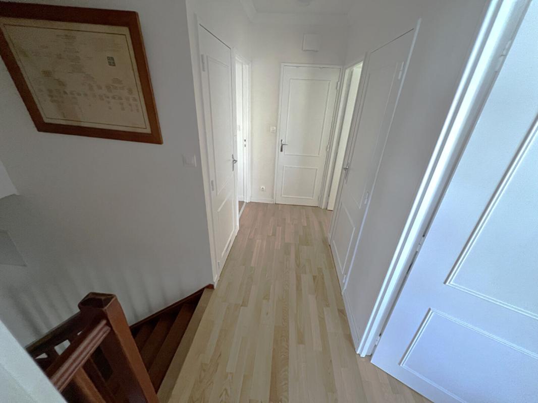 VILLEPREUX Maison Villepreux 9 pièces 7 chambres 180 m2 Type Marly 9